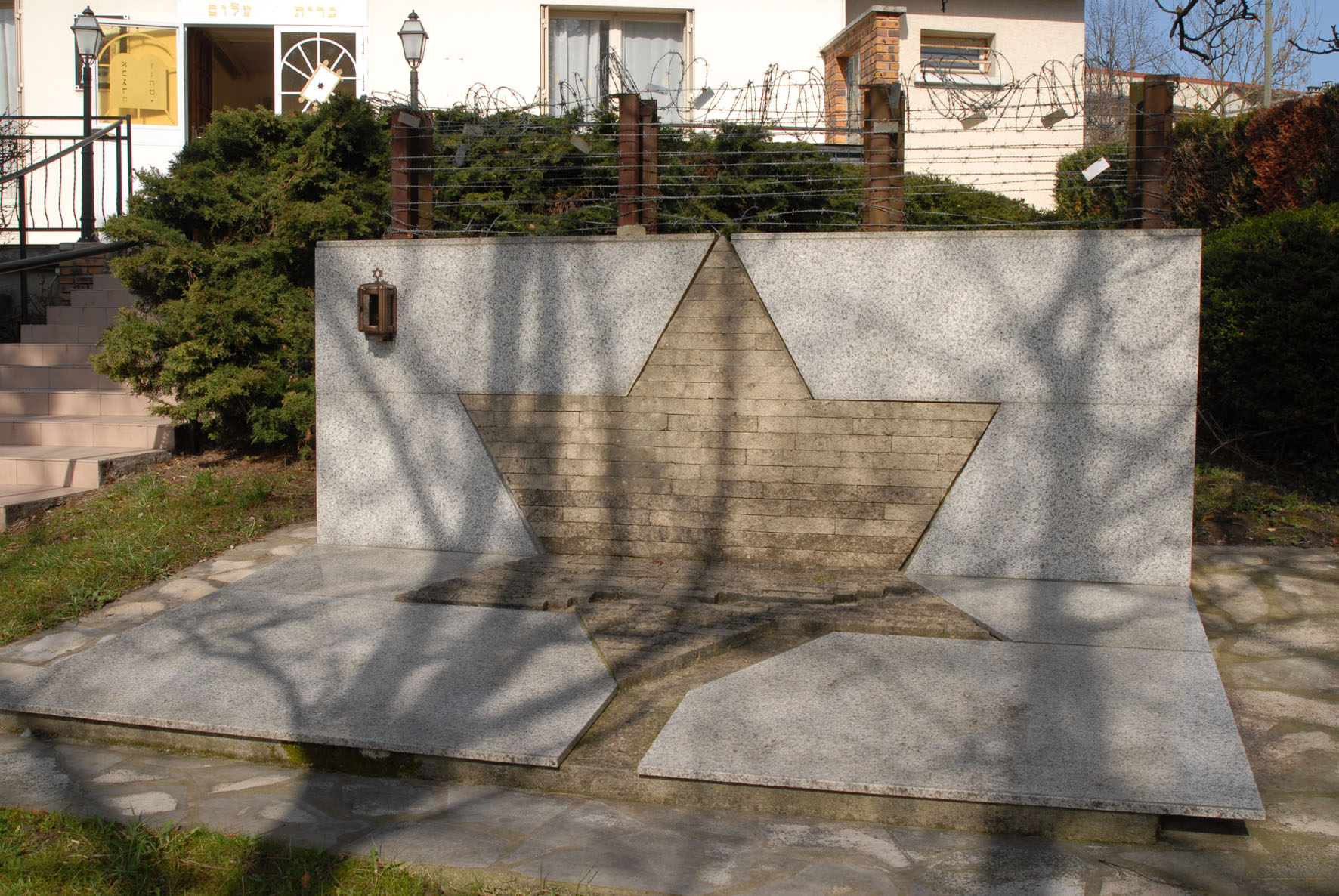 Mémorial dans le jardin de la synagogue